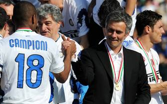 Inter Milan's coach Jose Mourinho (R) celebrates during the ceremony of the Italian Serie A title on May 16, 2010 in Siena. Inter Milan secured a fifth straight Serie A title after Diego Milito scored the only goal in a 1-0 win.     AFP PHOTO / VINCENZO PINTO (Photo credit should read VINCENZO PINTO/AFP via Getty Images)