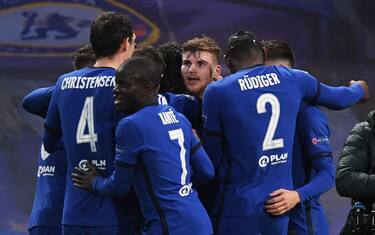 epa09179746 Timo Werner (facing) of Chelsea celebrates with teammates after scoring the opening goal during the UEFA Champions League semi final, second leg soccer match between Chelsea FC and Real Madrid in London, Britain, 05 May 2021.  EPA/Neil Hall