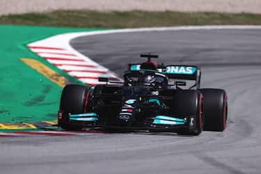 BARCELONA, SPAIN - MAY 08: Lewis Hamilton of Great Britain driving the (44) Mercedes AMG Petronas F1 Team Mercedes W12 on track during qualifying for the F1 Grand Prix of Spain at Circuit de Barcelona-Catalunya on May 08, 2021 in Barcelona, Spain. (Photo by Lars Baron/Getty Images)