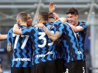 Inter Milan s Andrea Pinamonti (C) jubilates with his teammates after scoring the 4-1 goal during the Italian Serie A soccer match between FC Inter  and Sampdoria at Giuseppe Meazza stadium in Milan, 08 May 2021.
ANSA / MATTEO BAZZI