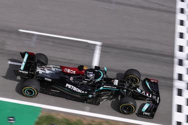 epa09187798 British Formula One driver Lewis Hamilton of Mercedes-AMG Petronas crosses the finish line during the Formula One Grand Prix of Spain at the Circuit de Barcelona-Catalunya in Montmelo, Spain 09 May 2021.  EPA/LARS BARON / POOL