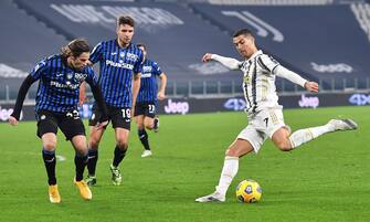 Juventus  Cristiano Ronaldo and Atalanta s Hans Hateboer in action during the italian Serie A soccer match Juventus FC vs Atalanta Bergamasca Calcio at the Allianz Stadium in Turin, Italy, 16 December 2020 ANSA/ALESSANDRO DI MARCO