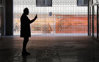 Una persona mentre usa il suo smartphone A person takes pictures with a smartphone inside a gallery cordoned off due to the anticovid rules, Milan; April 9; 2021. Lombardy will move into the orange zone from Monday. Confirmation comes from regional sources. Now only the order signed by the Minister of Health Roberto Speranza is awaited. With the transition in orange; all the shops will reopen and the children of the last two years of middle and high school will be able to return to school (albeit the latter at 50%). ANSA / DANIEL DAL ZENNARO