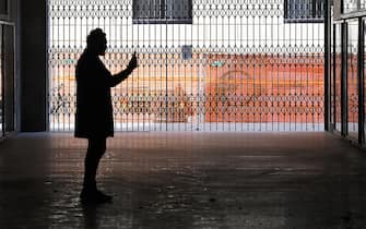 A person takes pictures with a smartphone inside a gallery cordoned off due to the anticovid rules, Milan; April 9; 2021. Lombardy will move into the orange zone from Monday. Confirmation comes from regional sources. Now only the order signed by the Minister of Health Roberto Speranza is awaited. With the transition in orange; all the shops will reopen and the children of the last two years of middle and high school will be able to return to school (albeit the latter at 50%). ANSA / DANIEL DAL ZENNARO