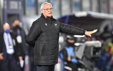 Sampdoria's head coach Claudio Ranieri gestures during the italian Serie A soccer match between FC Crotone and UC Sampdoria at Ezio Scida stadium in Crotone, Italy, 21 April 2021. ANSA / CARMELO IMBESI