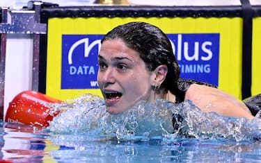 epa09220719 Benedetta Pilato of Italy celebrates after she won with a world recod in the second semifinal of women's 50m breaststroke of European Aquatics Championships in Duna Arena in Budapest, Hungary, 22 May 2021.  EPA/Tamas Kovacs HUNGARY OUT