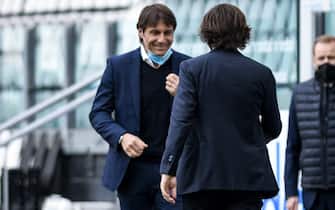 Antonio Conte e Andrea Pirlo si salutano prima di Juventus-Inter allo Stadium di Torino