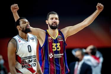 epa09234345 Nikola Mirotic of FC Barcelona (R) reacts after winning the EuroLeague basketball semifinal match between FC Barcelona and AX Armani Exchange Milan in Cologne, Germany, 28 May 2021.  EPA/FRIEDEMANN VOGEL