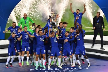 PORTO, PORTUGAL - MAY 29: Cesar Azpilicueta of Chelsea lifts the Champions League Trophy following their team's victory in the UEFA Champions League Final between Manchester City and Chelsea FC at Estadio do Dragao on May 29, 2021 in Porto, Portugal. (Photo by Valerio Pennicino - UEFA/UEFA via Getty Images)