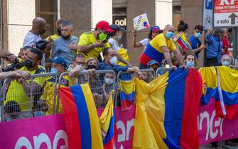 Milano, grande folla di tifosi per l arrivo del giro d Italia in piazza Duomo. Tanti i colombiani sostenitori di Egan Bernal come nella foto (Milano - 2021-05-30, Massimo Alberico) p.s. la foto e' utilizzabile nel rispetto del contesto in cui e' stata scattata, e senza intento diffamatorio del decoro delle persone rappresentate