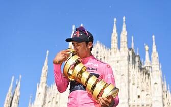 Foto Fabio Ferrari/LaPresse  
30 maggio 2021 Italia 
Sport Ciclismo 
Giro d'Italia 2021 - edizione 104 - Tappa 21 - Gara cronometro individuale - Da Senago a Milano (km 30,3) 
Nella foto: BERNAL GOMEZ Egan Arley (COL) (INEOS GRENADIERS) vincitore del Giro d'Italia 2021 con il Trofeo Senza Fine

Photo Fabio Ferrari/LaPresse 
May 30, 2021 Italy 
Sport Cycling 
Giro d'Italia 2021 - 104th edition - Stage 21 - ITT - from Senago to Milan 
In the pic: BERNAL GOMEZ Egan Arley (COL) (INEOS GRENADIERS) winner of the Giro d'Italia 2021 with the Endless Trophy