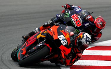 epa09250728 Portuguese MotoGP rider Miguel Oliveira (88), of Red Bull KTM Factory racing team, and French Fabio Quartararo (20), of Monster Energy Yamaha team in action during the Motorcycling Grand Prix of Catalonia at the Barcelona-Catalunya circuit in Montmelo, near Barcelona, Spain, 06 June 2021.  EPA/Alejandro Garcia