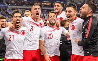(L-R) Irfan Can Kahveci of Turkey, Merih Demiral of Turkey, Hakan Calhanoglu of Turkey, Umut Meras of Turkey, Kaan Ayhan of Turkey, Deniz Turuc of Turkey during the UEFA EURO 2020 qualifier group C qualifying match between France v Turkye at Stade de France on October 14, 2019 in Paris, France(Photo by ANP Sport via Getty Images)