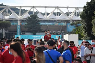 Turkey's and Italy's fans arrive to the Olympic stadium on June 11, 2021 in Rome prior to the kick off of Turkey vs Italy, opening the UEFA Euro 2020 2021 European Football Championship. (Photo by Tiziana FABI / AFP) (Photo by TIZIANA FABI/AFP via Getty Images)