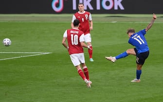 epa09304165 Ciro Immobile (R) of Italy hits the post during the UEFA EURO 2020 round of 16 soccer match between Italy and Austria in London, Britain, 26 June 2021.  EPA/Laurence Griffiths / POOL (RESTRICTIONS: For editorial news reporting purposes only. Images must appear as still images and must not emulate match action video footage. Photographs published in online publications shall have an interval of at least 20 seconds between the posting.)
