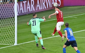 epa09304317 Marko Arnautovic (C) of Austria goes for a header to score a goal that was later disallowed due to offside during the UEFA EURO 2020 round of 16 soccer match between Italy and Austria in London, Britain, 26 June 2021.  EPA/Justin Tallis / POOL (RESTRICTIONS: For editorial news reporting purposes only. Images must appear as still images and must not emulate match action video footage. Photographs published in online publications shall have an interval of at least 20 seconds between the posting.)