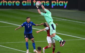 epa09304210 Goalkeeper Gianluigi Donnarumma (R) of Italy in action against Christoph Baumgartner (2-R) of Austria during the UEFA EURO 2020 round of 16 soccer match between Italy and Austria in London, Britain, 26 June 2021.  EPA/Laurence Griffiths / POOL (RESTRICTIONS: For editorial news reporting purposes only. Images must appear as still images and must not emulate match action video footage. Photographs published in online publications shall have an interval of at least 20 seconds between the posting.)