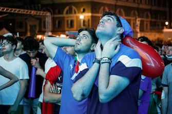 Italy fans cheer on their team as they watch the UEFA EURO 2020 round of 16 soccer between Italy and Austria at Piazza del Popolo in Rome, Italy,  26 June 2021. ANSA/FABIO FRUSTACI