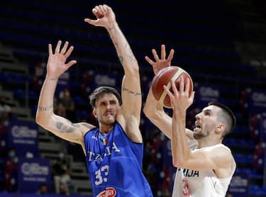 epaselect epa09322752 Serbia's Ognjen Dobric (R) in action against Italy s Achille Polonara (L) during the Men s Olympic Qualifying Tournament final game between Serbia and Italy in Belgrade, Serbia, 04 July 2021.  EPA/ANDREJ CUKIC