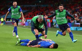 epa09304455 Matteo Pessina (bottom) of Italy celebrates with teammates after scoring the 2-0 lead during the UEFA EURO 2020 round of 16 soccer match between Italy and Austria in London, Britain, 26 June 2021.  EPA/Carl Recine / POOL (RESTRICTIONS: For editorial news reporting purposes only. Images must appear as still images and must not emulate match action video footage. Photographs published in online publications shall have an interval of at least 20 seconds between the posting.)