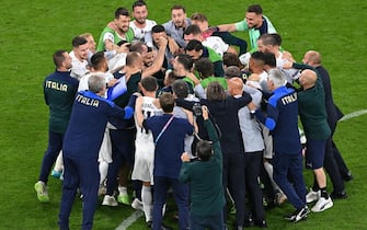 epa09319308 Players of Italy celebrate after winning the UEFA EURO 2020 quarter final match between Belgium and Italy in Munich, Germany, 02 July 2021.  EPA/Stuart Franklin / POOL (RESTRICTIONS: For editorial news reporting purposes only. Images must appear as still images and must not emulate match action video footage. Photographs published in online publications shall have an interval of at least 20 seconds between the posting.)