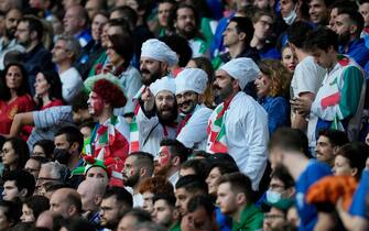 Italy supporters watch the UEFA EURO 2020 semi-final football match between Italy and Spain at Wembley Stadium in London on July 6, 2021. (Photo by Frank Augstein / POOL / AFP) (Photo by FRANK AUGSTEIN/POOL/AFP via Getty Images)