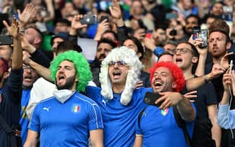 LONDON, ENGLAND - JULY 06: Fans of Italy sing the national anthem prior to the UEFA Euro 2020 Championship Semi-final match between Italy and Spain at Wembley Stadium on July 06, 2021 in London, England. (Photo by Justin Tallis - Pool/Getty Images)
