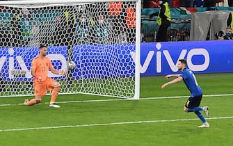 Italy's midfielder Jorginho (R) shoots and scores the winning goal past Spain's goalkeeper Unai Simon in a penalty shootout during the UEFA EURO 2020 semi-final football match between Italy and Spain at Wembley Stadium in London on July 6, 2021. (Photo by FACUNDO ARRIZABALAGA / POOL / AFP) (Photo by FACUNDO ARRIZABALAGA/POOL/AFP via Getty Images)