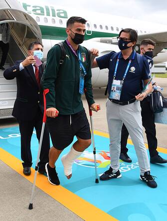 LONDON, ENGALND - JULY 10: Leonardo Spinazzola of Italy arrives at Luton Airport on July 10, 2021 in London, England. (Photo by Claudio Villa/Getty Images)