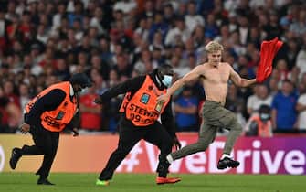 L'invasione di campo di un tifoso durante la finale di Euro 2020