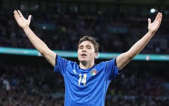 epa09327020 Federico Chiesa of Italy celebrates after scoring his team's first goal during the UEFA EURO 2020 semi final between Italy and Spain in London, Britain, 06 July 2021.  EPA/Frank Augstein / POOL (RESTRICTIONS: For editorial news reporting purposes only. Images must appear as still images and must not emulate match action video footage. Photographs published in online publications shall have an interval of at least 20 seconds between the posting.)