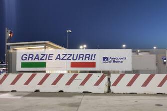 Italian fans celebrates outside the Fiumicino airport