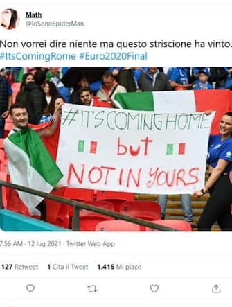 meme su italia inghilterra, lo striscione su "it's coming home"