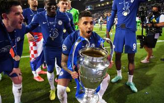 epa09236251 Emerson Palmieri of Chelsea lifts the trophy as he and teammates celebrate after winning the UEFA Champions League final between Manchester City and Chelsea FC in Porto, Portugal, 29 May 2021.  EPA/David Ramos / POOL