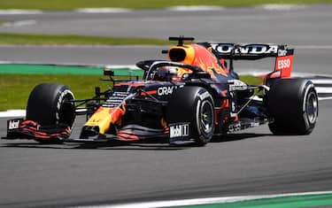 epa09350259 Dutch Formula One driver Max Verstappen of Red Bull Racing in action during the second practice session of the Formula One Grand Prix of Great Britain at the Silverstone Circuit, in Northamptonshire, Britain, 17 July 2021. The 2021 Formula One Grand Prix of Great Britain will take place on 18 July.  EPA/ANDY RAIN