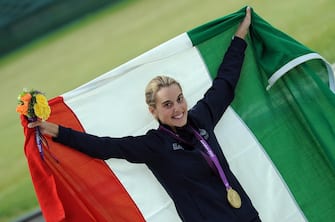 L'italiana Jessica Rossi festeggia la vittoria che le ha regalato oro olimpico e record mondiale della fossa con un solo errore: 99/100 nel tiro a volo alle Olimpiadi di Londra, 4 agosto 2012. ANSA/CLAUDIO ONORATI




