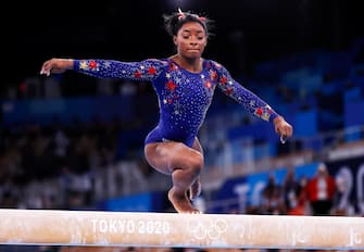 epa09364024 Simone Biles of the USA competes on the Balance Beam during the Women's Qualification of the Tokyo 2020 Olympic Games Artistic Gymnastics events at the Ariake Gymnastics Centre in Tokyo, Japan, 25 July 2021.  EPA/HOW HWEE YOUNG