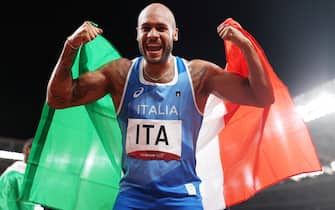 epa09401546 Lamont Marcell Jacobs of Italy celebrates after winning gold in the Men's 4x100m Relay final of the Athletics events of the Tokyo 2020 Olympic Games at the Olympic Stadium in Tokyo, Japan, 06 August 2021.  EPA/DIEGO AZUBEL
