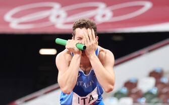 epa09401467 Filippo Tortu of Italy celebrates winning gold for Italy in the Men's 4x100m Relay final of the Athletics events of the Tokyo 2020 Olympic Games at the Olympic Stadium in Tokyo, Japan, 06 August 2021.  EPA/DIEGO AZUBEL