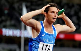 epa09401357 Filippo Tortu of Italy celebrates winning gold for Italy in the Men's 4x100m Relay final of the Athletics events of the Tokyo 2020 Olympic Games at the Olympic Stadium in Tokyo, Japan, 06 August 2021.  EPA/VALDRIN XHEMAJ