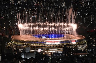 epa09405921 Fireworks explode over the Olympic Stadium during the Closing Ceremony of the Tokyo 2020 Olympic Games at the Olympic Stadium in Tokyo, Japan, 08 August 2021.  EPA/TAMAS KOVACS NO SALES / HUNGARY OUT