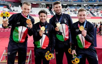 La squadra italiana di ciclismo su pista, inseguimento a squadre, con l'oro vinto a Tokyo