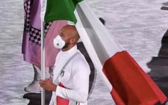 Marcell Jacobs portabandiera dell'Italia alla cerimonia di chiusura delle Olimpiadi di Tokyo