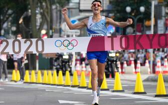 Massimo Stano taglia il traguardo per primo nella 20 km di marcia alle Olimpiadi di Tokyo