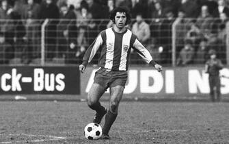 Aus Pokal Eintracht Braunschweig - Bayern Muenchen 0:0 am 14.02.1972 Am Ball Gerd Mueller von den Bayern.

