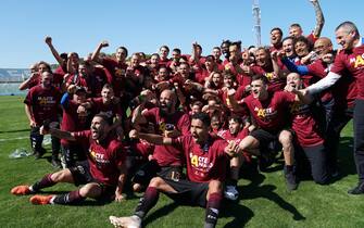Salernitana's players celebrate the promotion to Italian Serie A after winning 3-0 at Pescara in the last game of the Serie B, 10 may 2021. ANSA/DANILO DI GIOVANNI