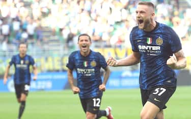 Inter Milan s Milan Skriniar (R) celebrates after scoring  goal of 1 to 0 during the Italian serie A soccer match between FC Inter  and Genoa at Giuseppe Meazza stadium in Milan, 21 August 2021.
ANSA / MATTEO BAZZI