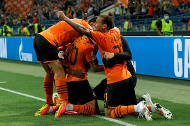KHARKIV, UKRAINE - AUGUST 25: (BILD ZEITUNG OUT) . Players of Shakhtar Donetsk celebrates after the 2:2 during the UEFA Champions League Play Offs Leg Two Match between Shakhtar Donetsk and AS Monaco at OSC Metalist on August 25, 2021 in Kharkiv, Ukraine. (Photo by Stanislav Vedmid/DeFodi Images via Getty Images)