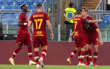 Roma's Bryan Cristante jubilates with his teammates after scoring the 1-0 goal, during the Conference League Play-offs 2nd leg soccer match between Roma and Trabzonspor at Olimpico Stadium in Rome, Italy, 26 August 2021.  ANSA/MAURIZIO BRAMBATTI