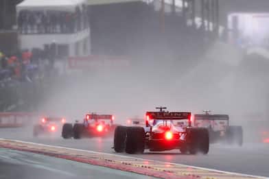 Gp Belgio, vittoria a Verstappen sotto la pioggia: corsi due soli giri